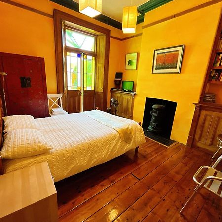 Funky Urban Jungle Bed & Breakfast Cardiff Exterior photo