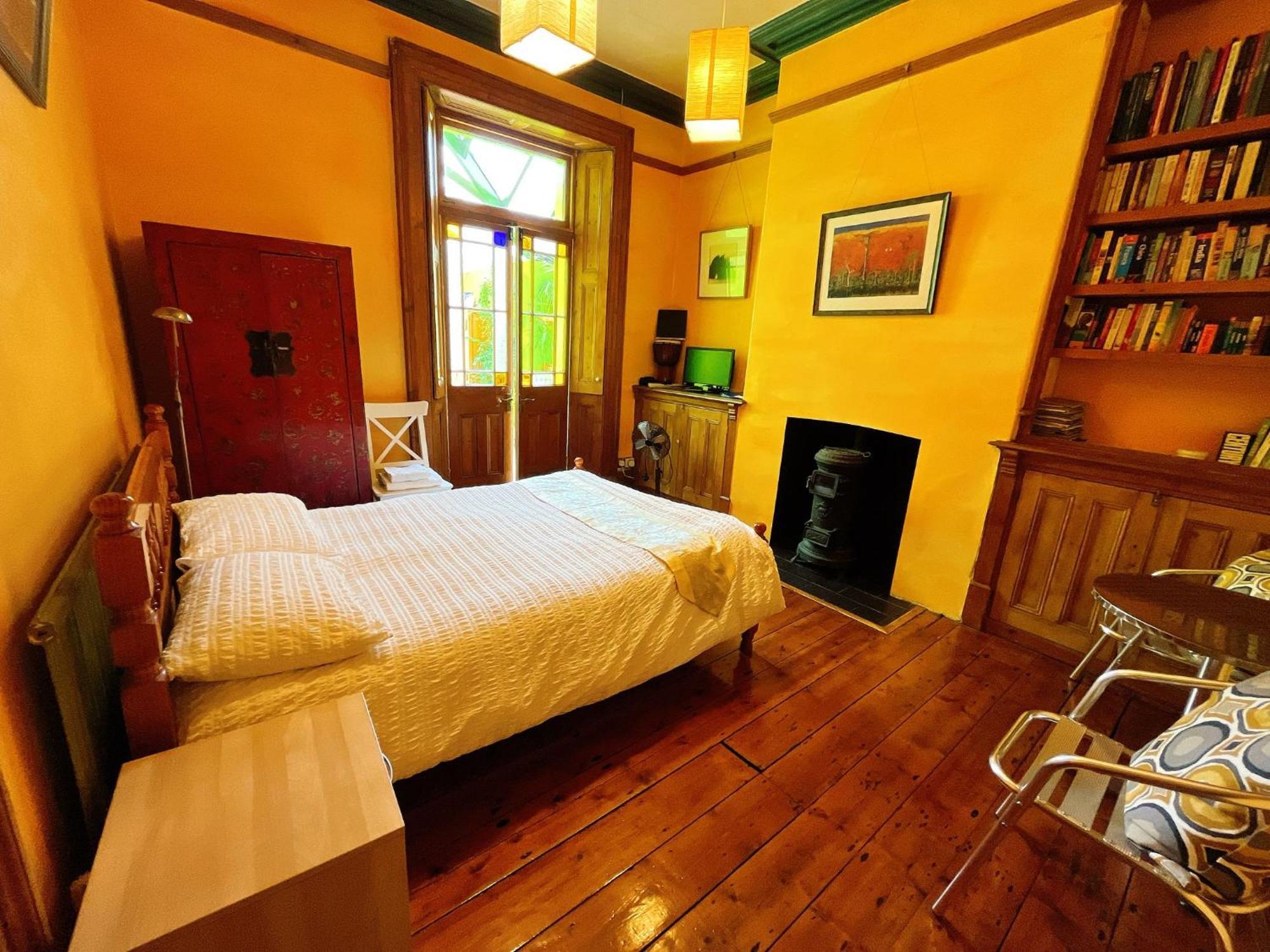 Funky Urban Jungle Bed & Breakfast Cardiff Exterior photo
