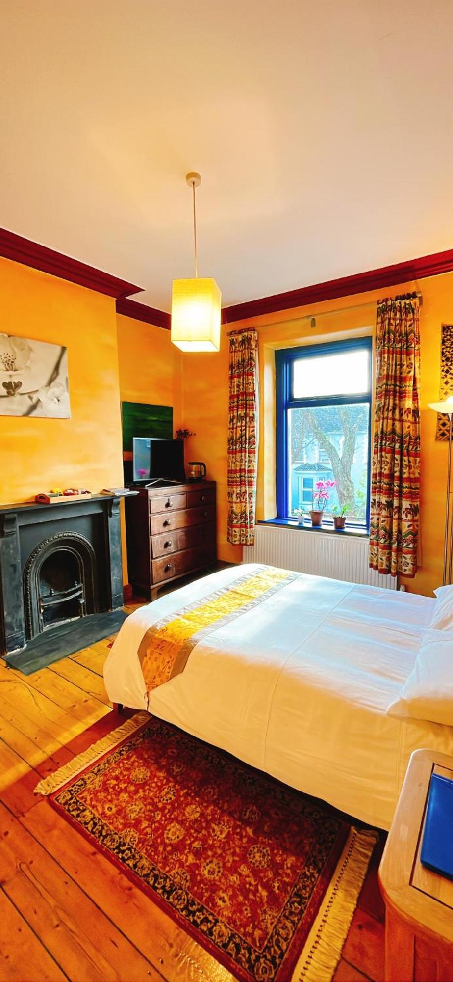 Funky Urban Jungle Bed & Breakfast Cardiff Exterior photo