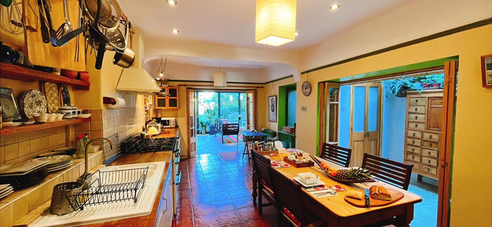 Funky Urban Jungle Bed & Breakfast Cardiff Exterior photo